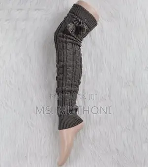 Cable-Knit Leg Warmers Featuring Decorative Pom-Poms and Ribbed Cuffs