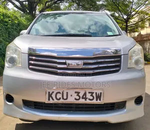 Toyota Noah 2.0 158hp FWD (8 Seater) 2012 Silver
