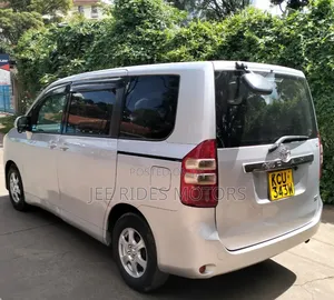 Toyota Noah 2.0 158hp FWD (8 Seater) 2012 Silver