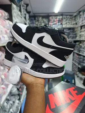Nike Jordan 1 Low Sb Dunks Black/White Suede - Streetwear Sneakers