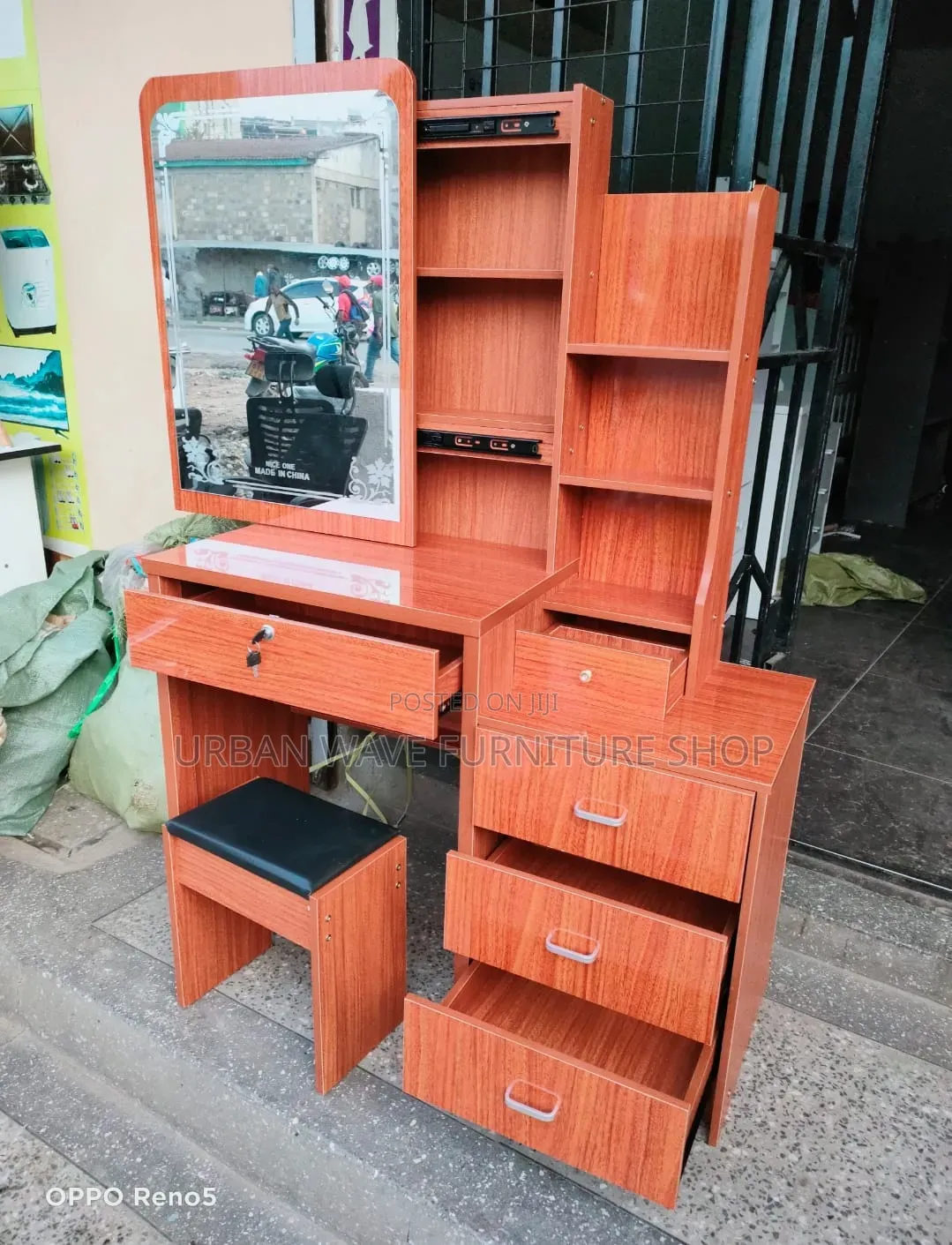 Brown Dressing Room Table Set
