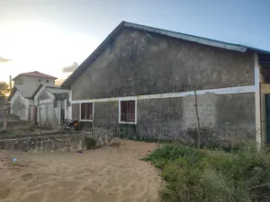 5 Bedrooms House With Two Shops for Sale