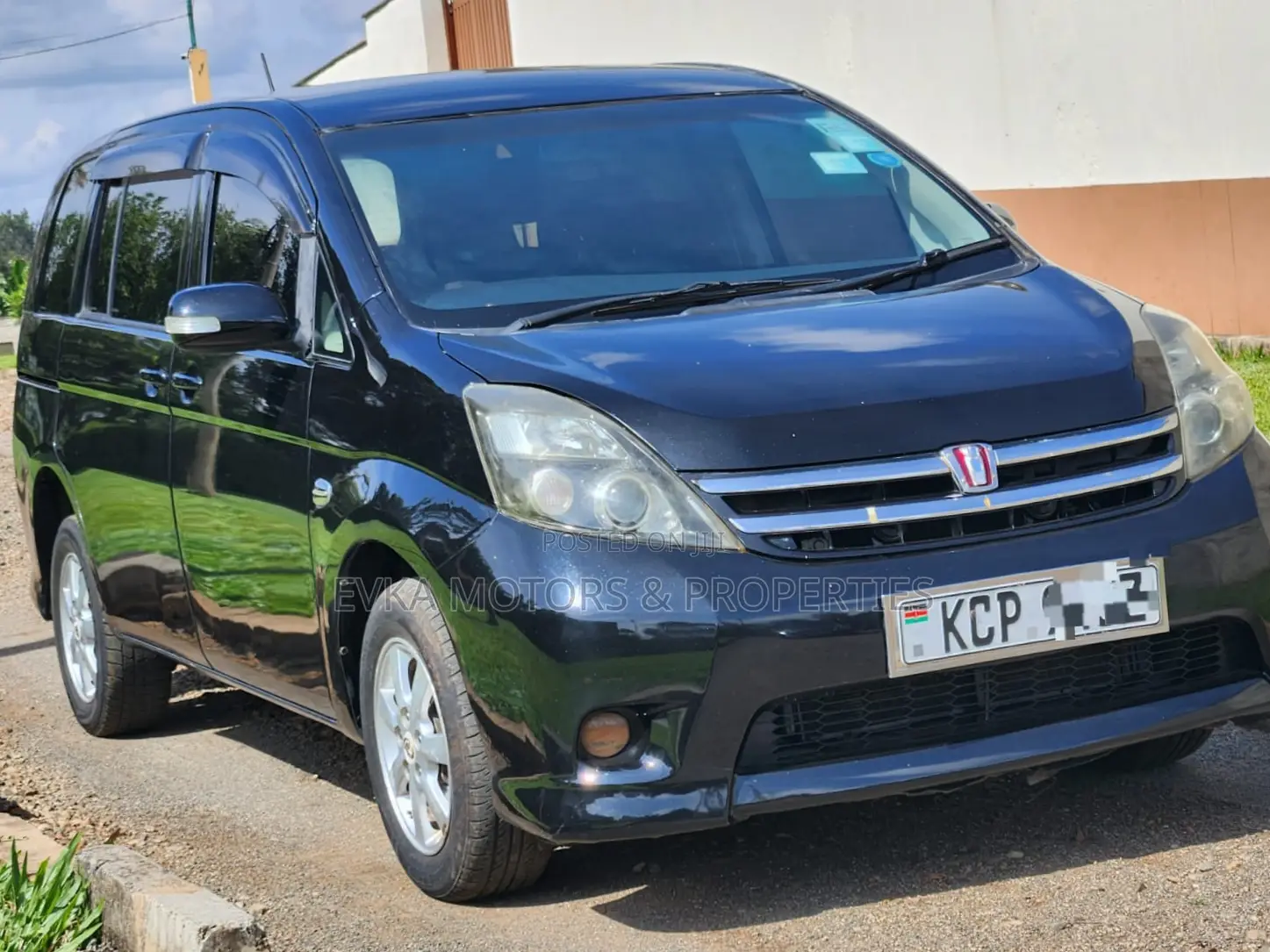 Toyota ISIS 2011 Blue