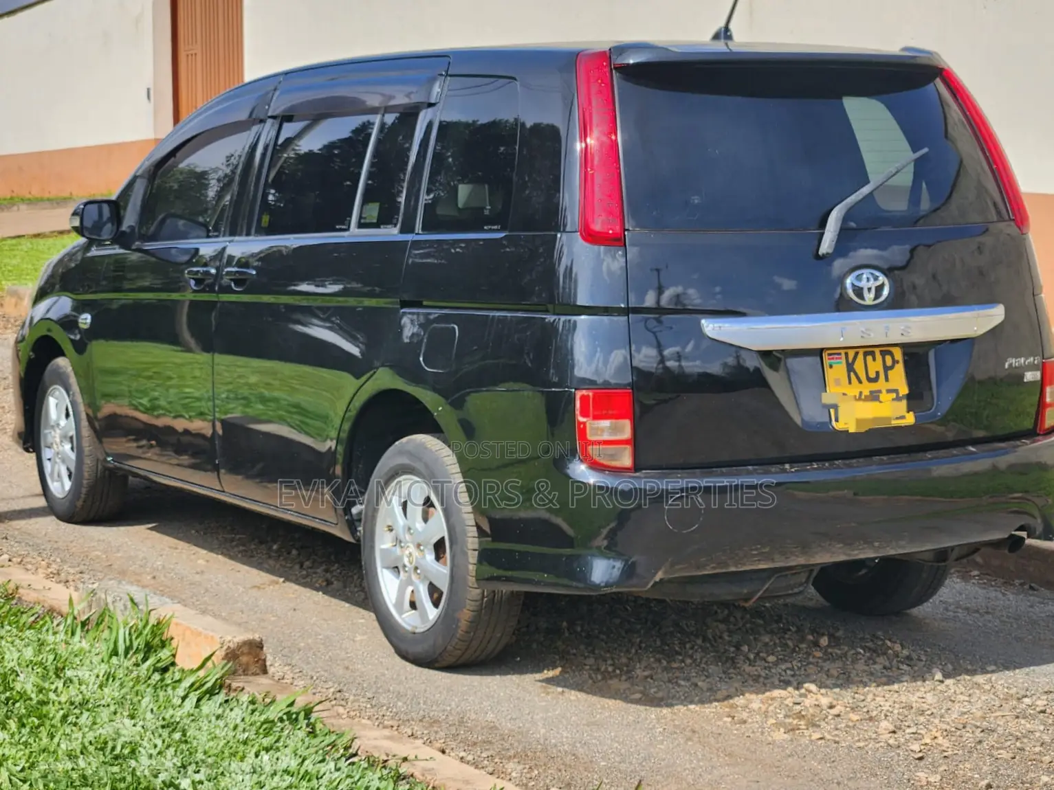 Toyota ISIS 2011 Blue