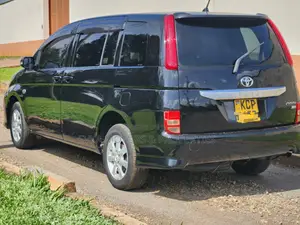 Toyota ISIS 2011 Blue