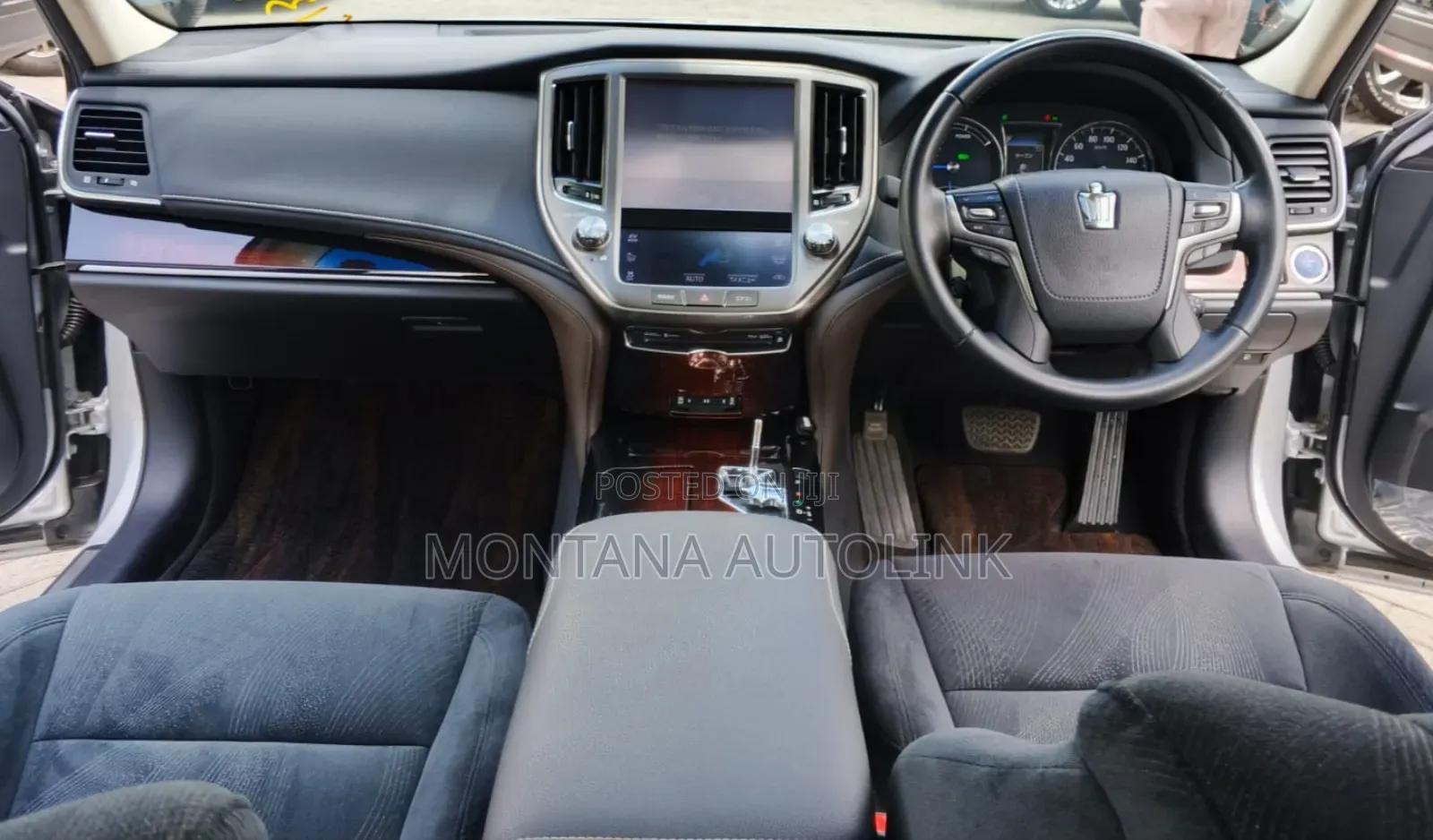 Toyota Crown 2018 Silver