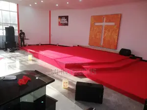 Grand Red Delta Carpet for Church Conference Flooring