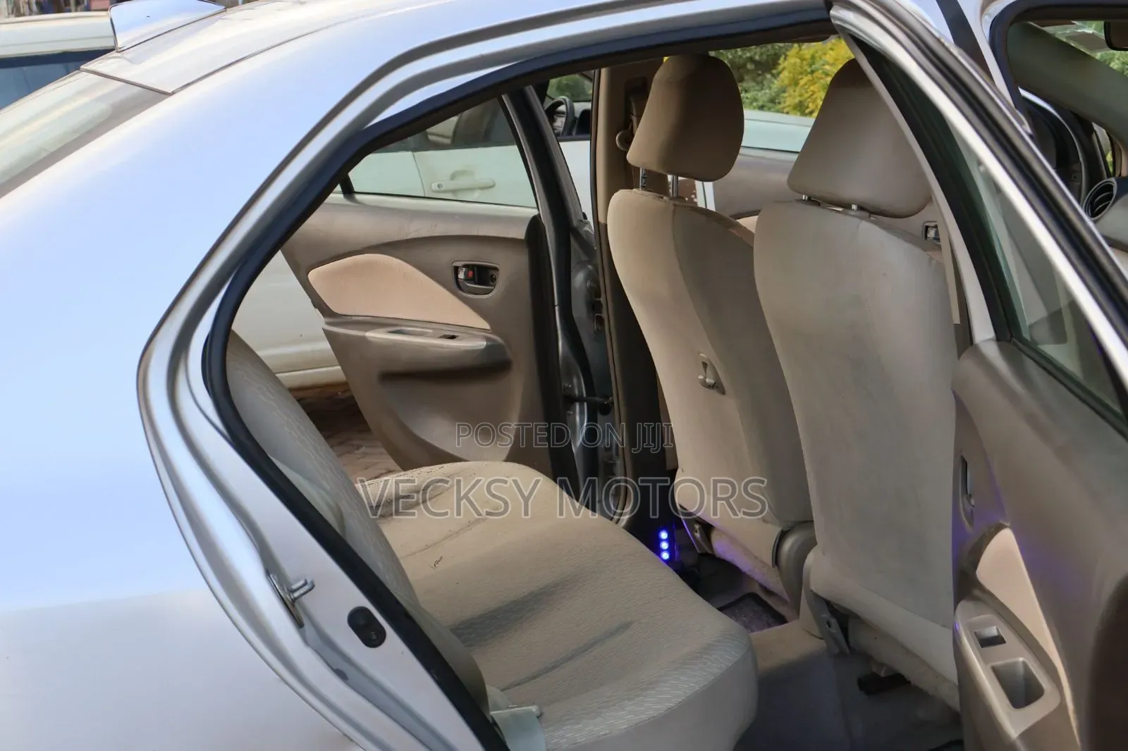 Toyota Belta 2011 Silver