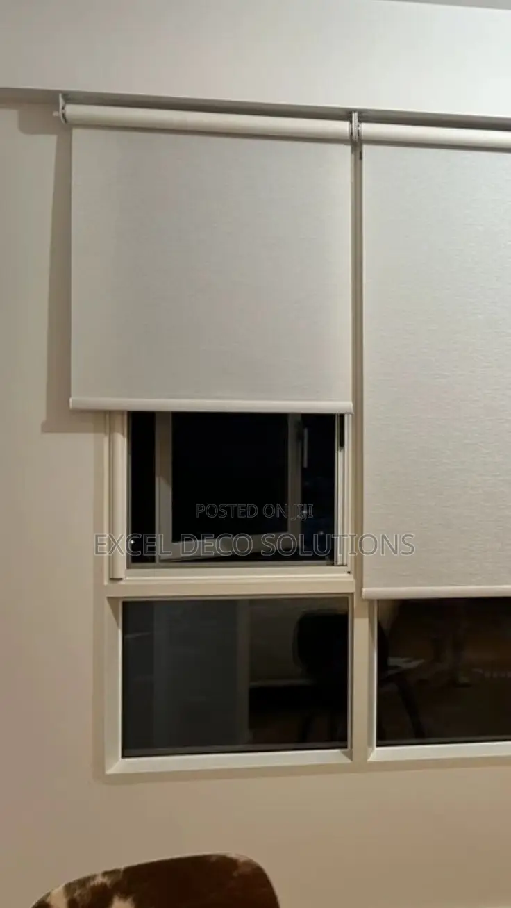 Roller Blinds With Smooth Privacy Light Adjustment