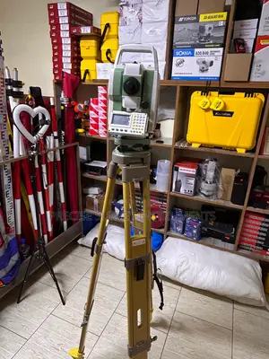 Wooden Contractor Tripod for Laser and Level Equipment