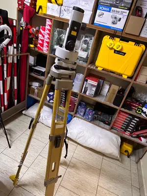 Professional Construction Tripod With Wooden Legs