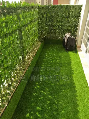 Artificial Turf Grass Privacy Fence for Modern Home Design