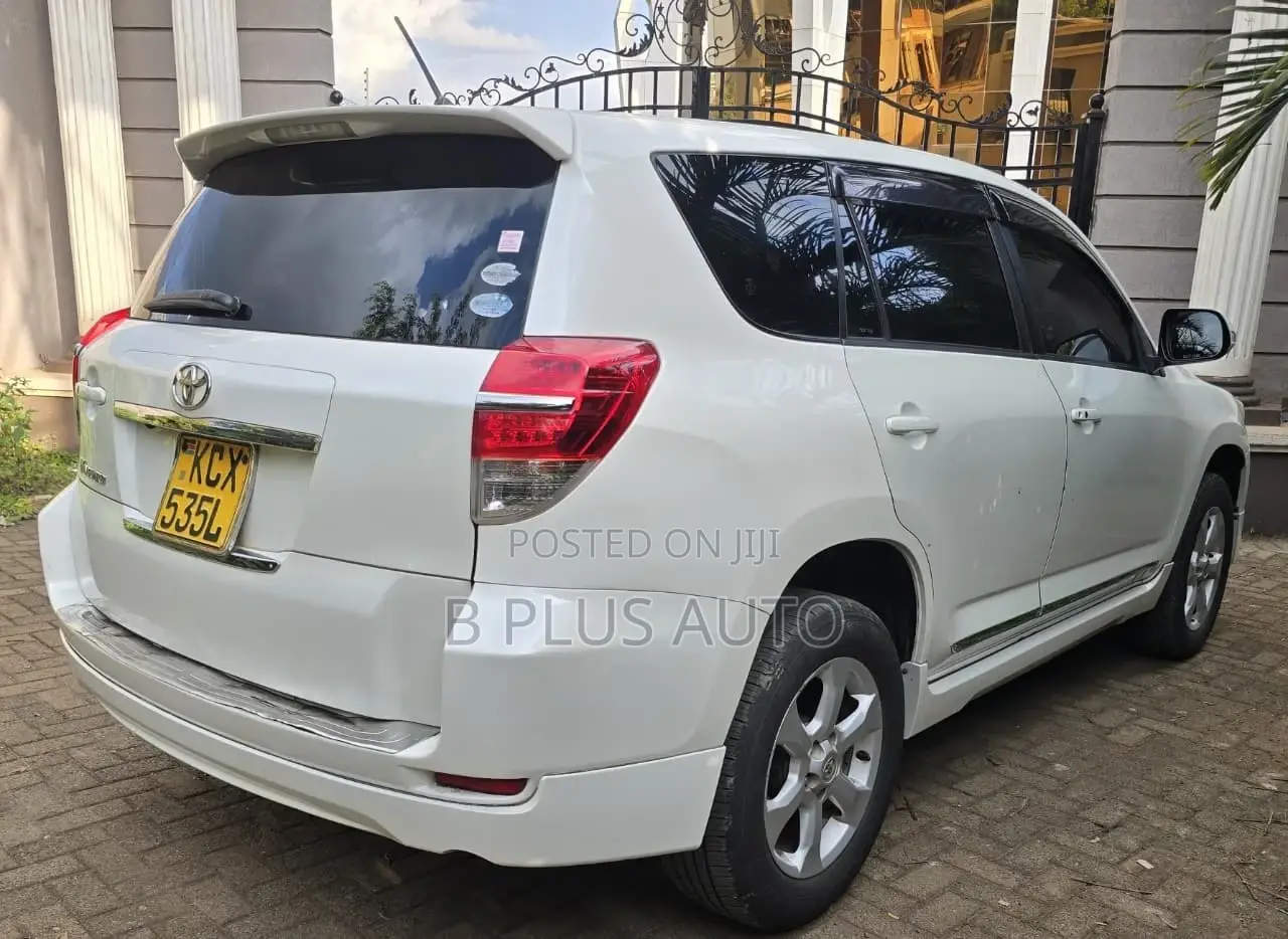 Toyota Vanguard 2012 White