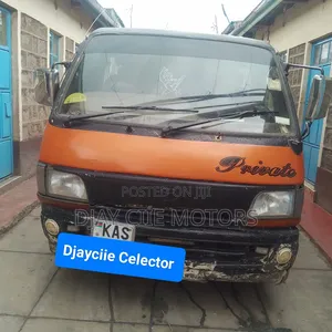 Toyota HiAce 2000 Orange
