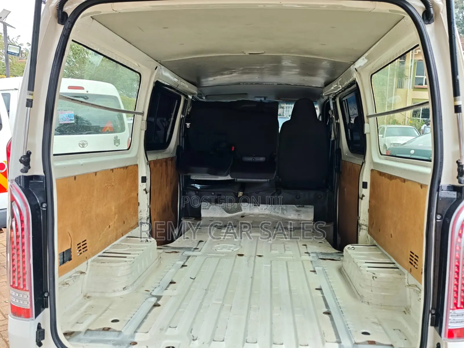 Toyota HiAce 2013 White