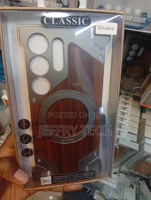Classic Wood and Aluminum Case for the Samsung Galaxy S24 Ultra.