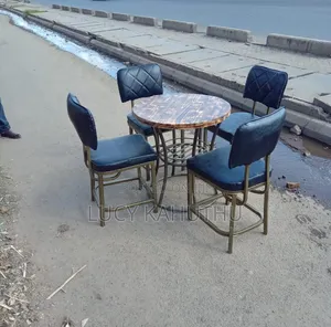 Round Mahogany Table With 4 Black Chairs