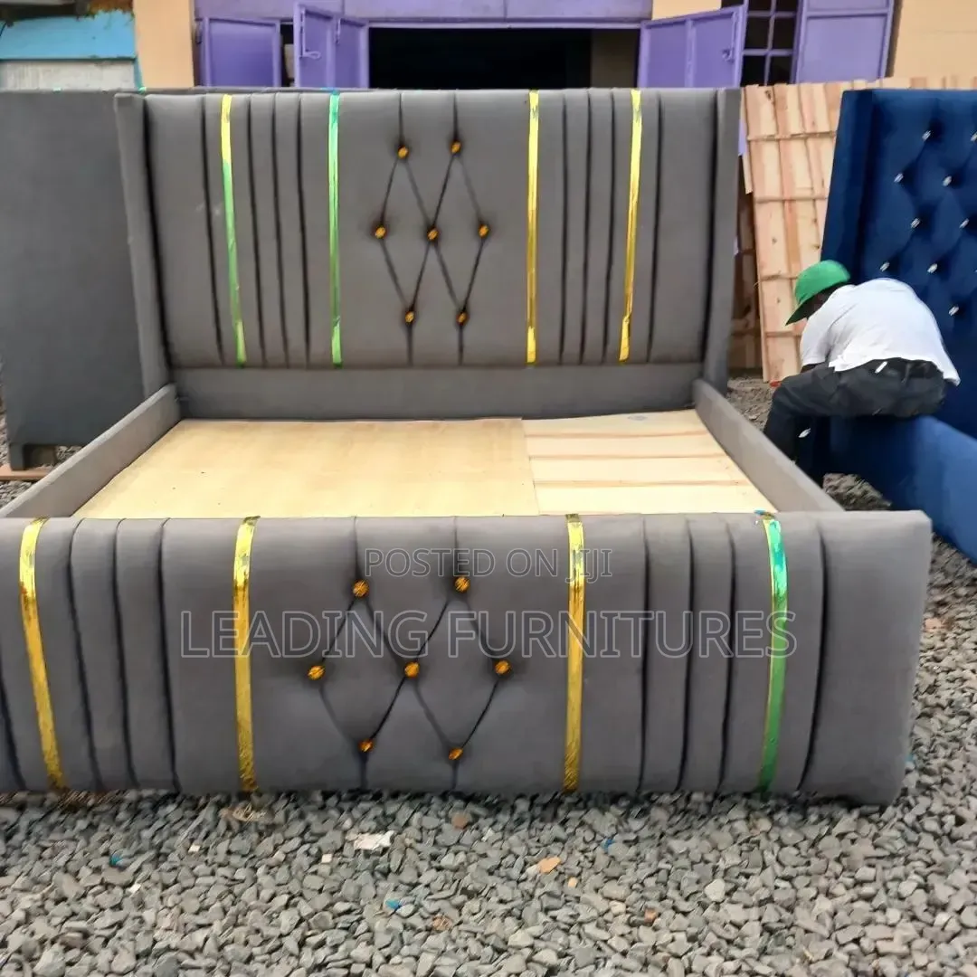 6x6 King With Golden Buttons