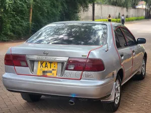 Nissan Sunny 2000 Silver