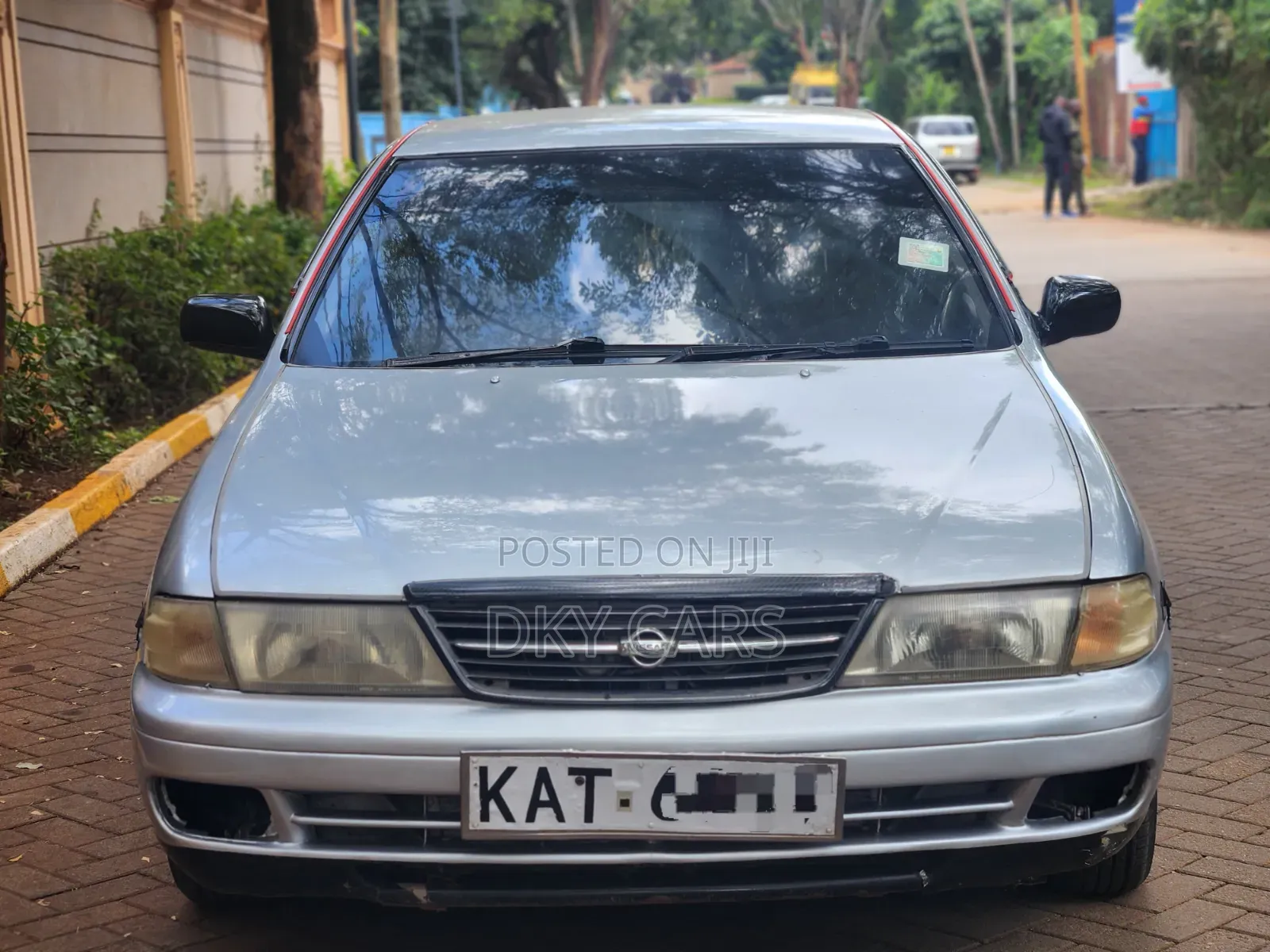 Nissan Sunny 2000 Silver