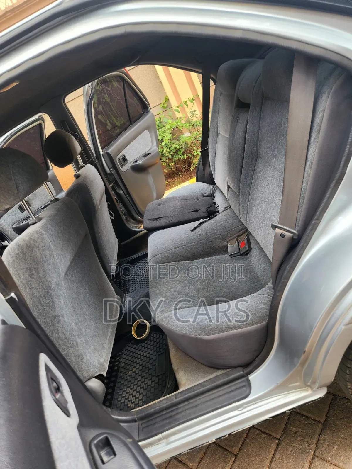 Nissan Sunny 2000 Silver