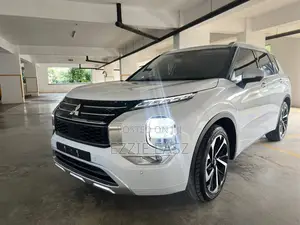 Mitsubishi Outlander ES 2023 White