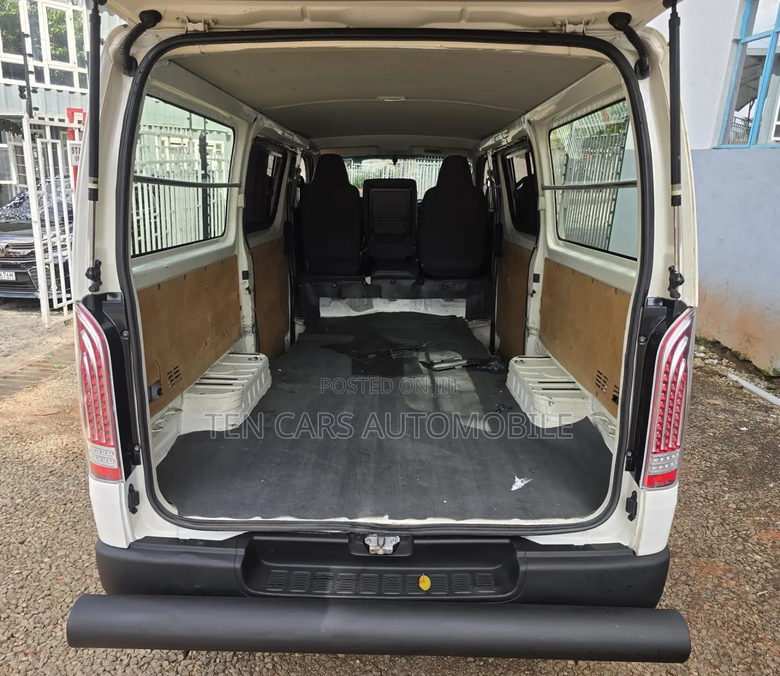 Toyota HiAce 2013 White
