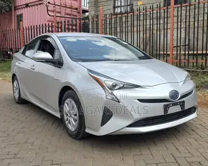 Toyota Prius 4dr Hatchback (1.8L 4cyl gas/electric hybrid CVT) 2016