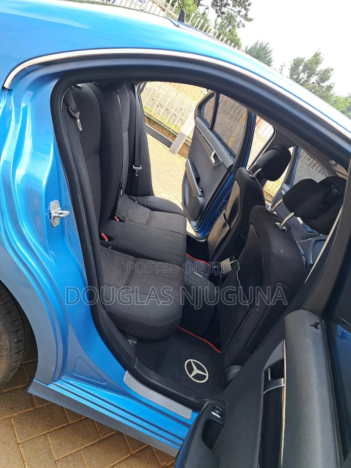 Mercedes-Benz C200 2011 Blue