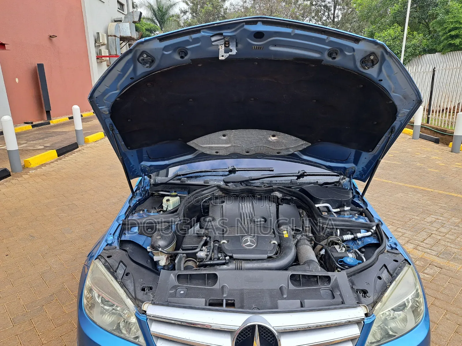 Mercedes-Benz C200 2011 Blue