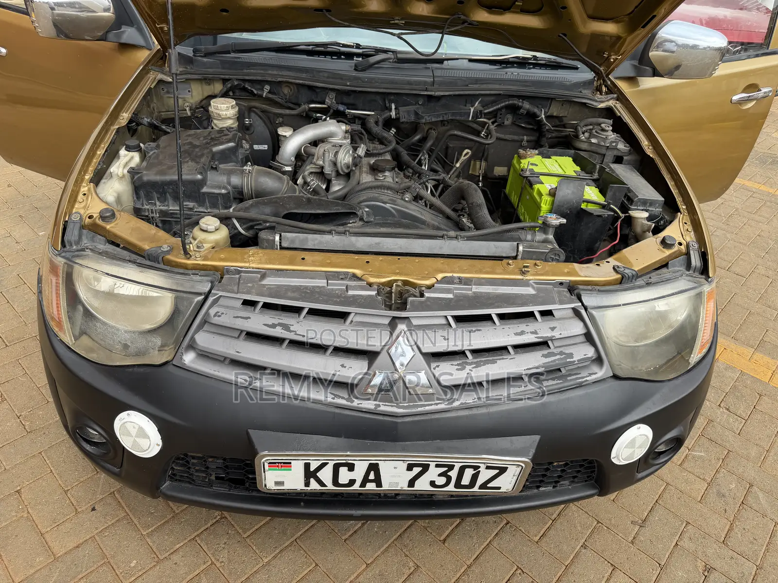 Mitsubishi L200 2012 Gold