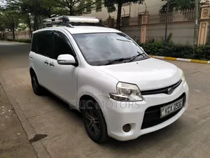 Toyota Sienta 2012 Off white