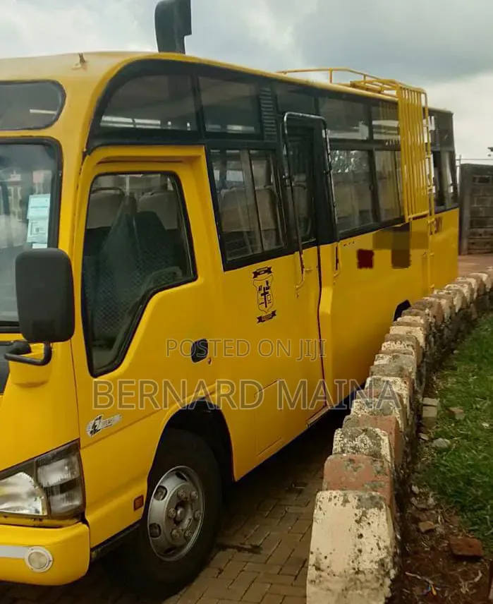Isuzu NQR 2015 Yellow