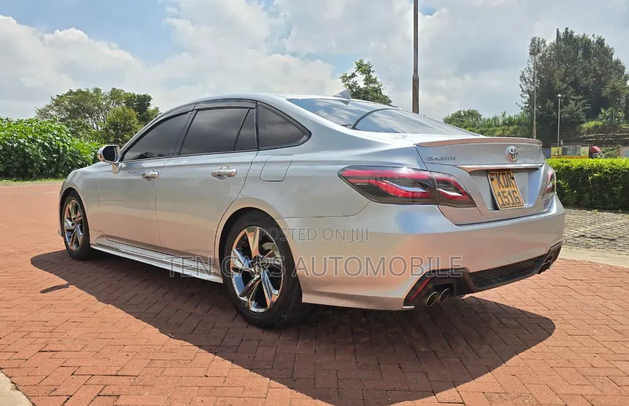 Toyota Crown 2018 Silver