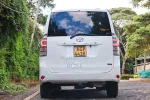 Toyota Voxy 2011 White
