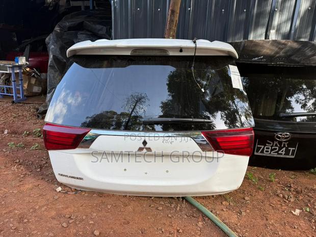 2018 Mitsubishi Outlander Boot - main view