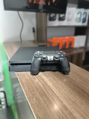 Sony Ps 4 Slim and 2 Controllers !