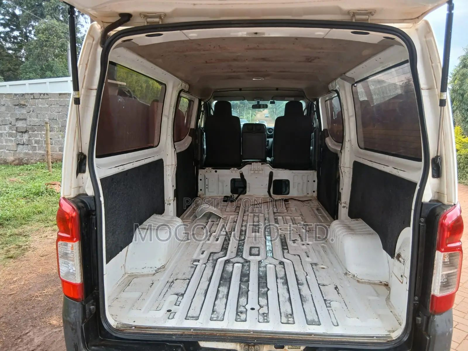 Nissan Caravan (Urvan) 2016 White