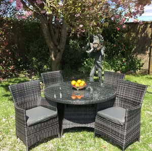 Outdoor Set: 4 Seater Wicker Dining Set With Round Glass Table
