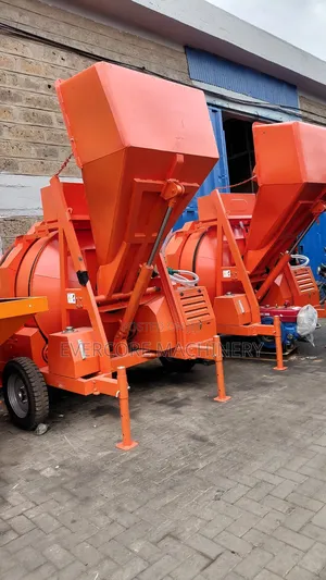 Heavy Duty Diesel Self-Loading Concrete Mixing Machine.