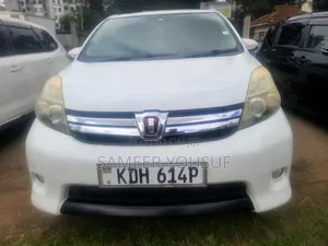 Toyota ISIS 2015 White
