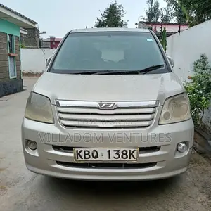 Toyota Noah 2004 Gold