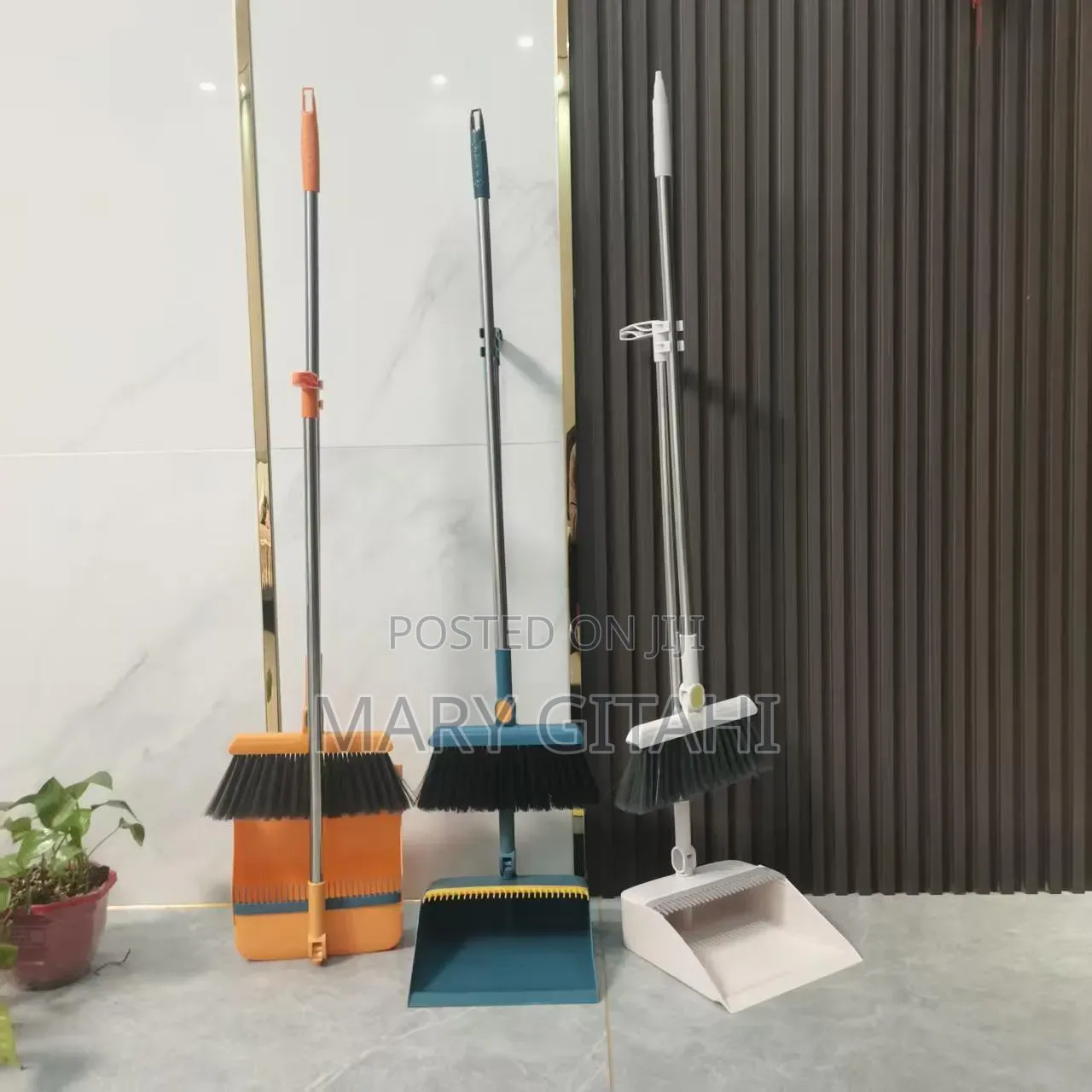 *2 in 1 Foldable Rotating Broom Dustpan Set*