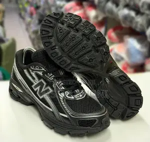 New Balance 740 Sneakers in Black With Silver Accents, Size 39-45