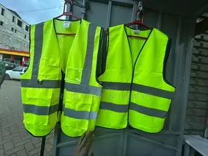 Green High-Visibility Reflector Vest for Workers