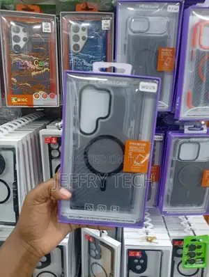 Magnetic Clear Oranger Designed for the Samsung Galaxy S25 Ultra.