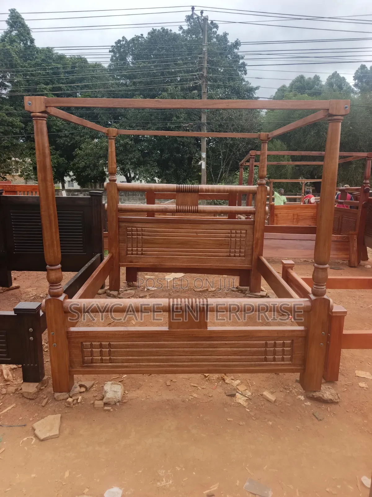 Modern Poster Bed (King Size)