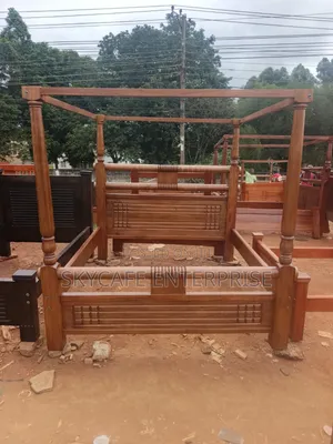 Modern Poster Bed (King Size)