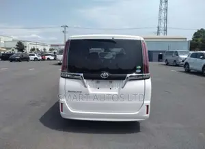 Toyota Esquire 2.0 FWD (7 seater) 2018 White