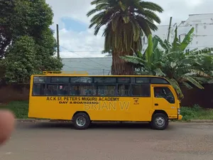 Isuzu NQR 2012 Yellow